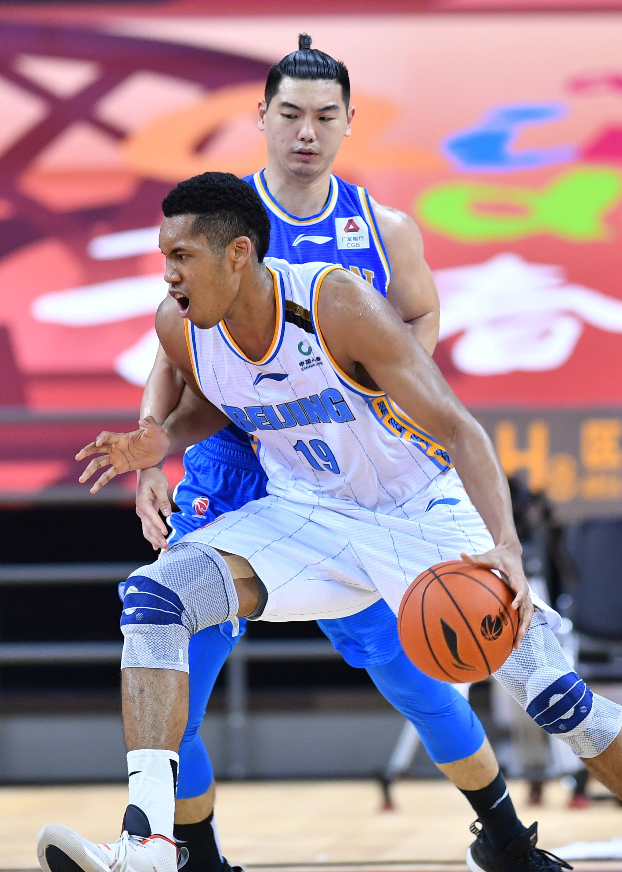 随着他与曼 随着他与曼